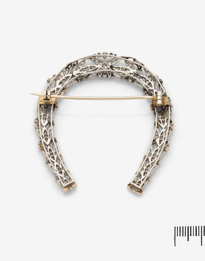 Broche équestre en argent sterling : fer à cheval, bonnet d'équitation et cor de chasse - France Broche équestre en argent sterling : fer à cheval, bonnet d'équitation et cor de chasse - France